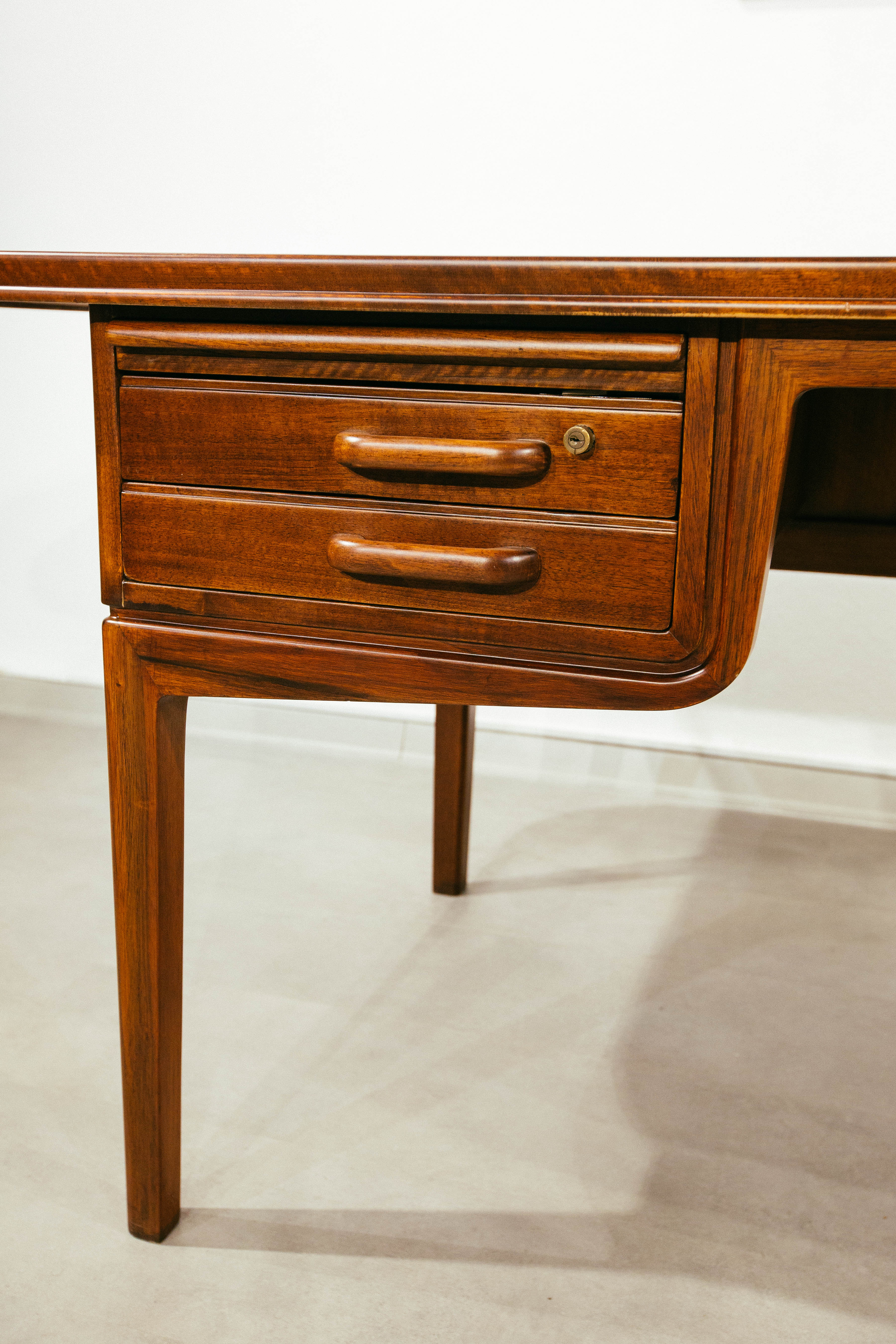 A Kågens Industrier AB marka , 1960s, maun ağacı yazı masası 